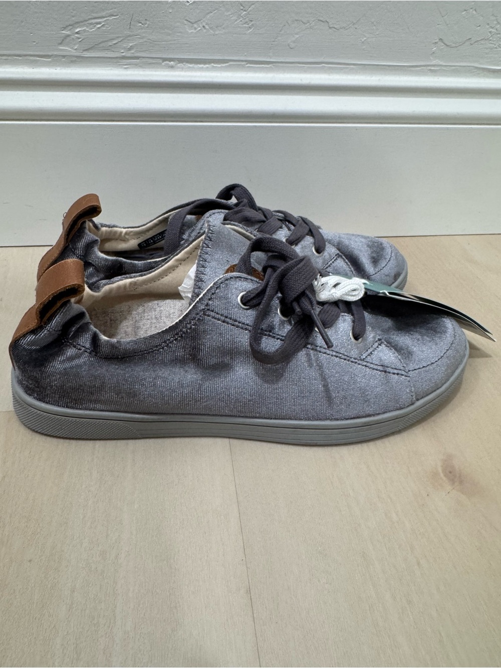 NWT Revitalign Santa Clara Betta Gray Shoe Orthotic Velvet Sneaker Women's 7 - Picture 9 of 13